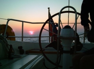  No comando de um impressionante pôr do sol 